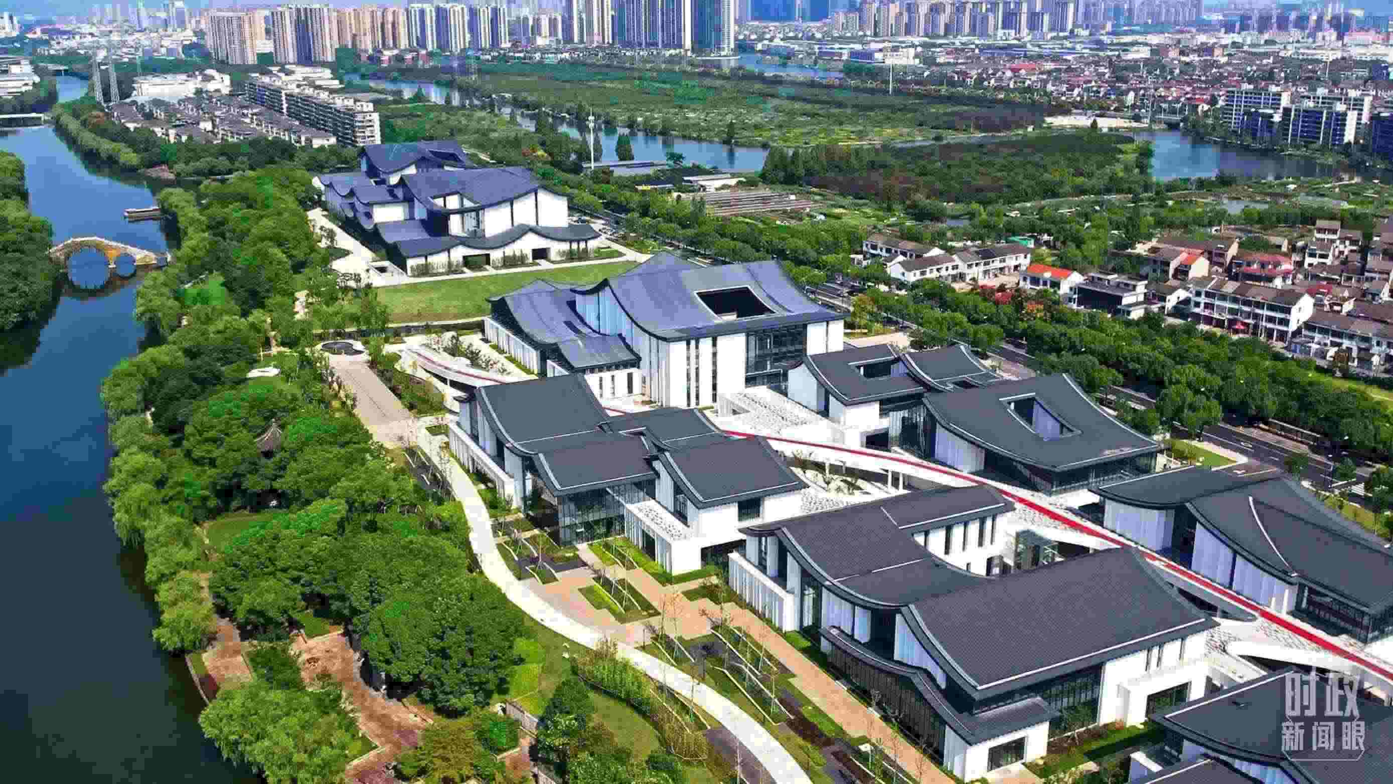 △臨河而建的浙東運(yùn)河文化園。（總臺央視記者范凱拍攝）