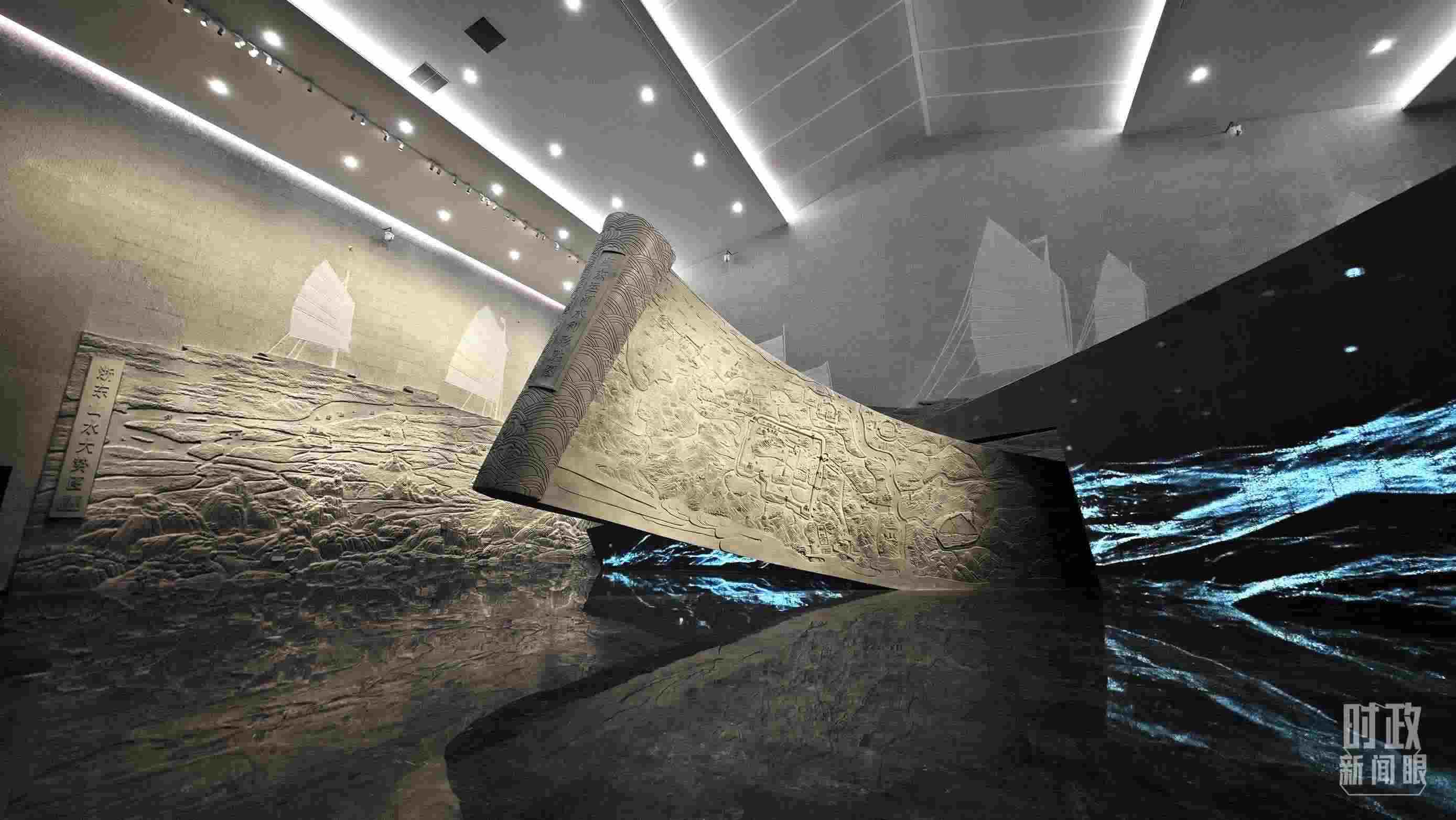 △博物館內(nèi)的《浙東運(yùn)河水利形勝圖》《浙東山水大勢圖》浮雕。（總臺央視記者彭漢明拍攝）