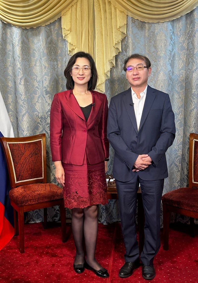 人民網(wǎng)黨委委員、副總編輯孫海峰（左一）專訪崔少純總領(lǐng)事。人民網(wǎng)記者 馬天翼攝