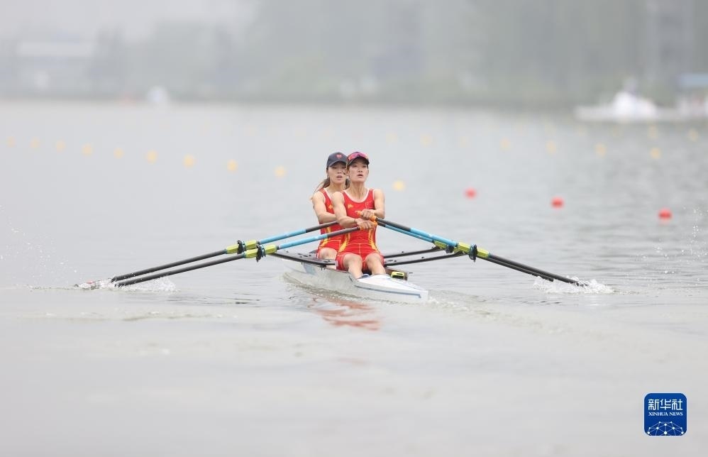 9月24日，鄒佳琪（左）/邱秀萍在決賽中。新華社記者 賈浩成 攝