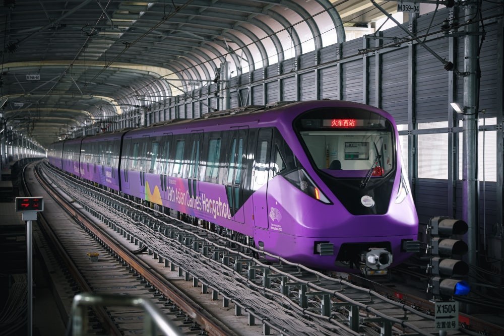 從杭州火車西站出發(fā)，地鐵19號線貫穿杭州火車東站、杭州蕭山機場，“亞運號”地鐵專列運行在這條線路上。