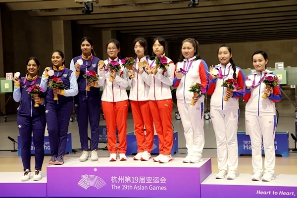 9月24日，杭州亞運(yùn)會(huì)射擊女子10米氣步槍團(tuán)體賽頒獎(jiǎng)儀式。人民網(wǎng)記者 胡雪蓉?cái)z