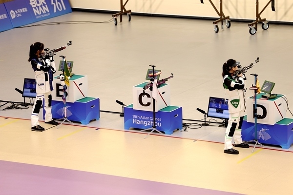 黃雨婷(左)、韓佳予在女子10米氣步槍個(gè)人賽比賽中。人民網(wǎng)記者 胡雪蓉?cái)z