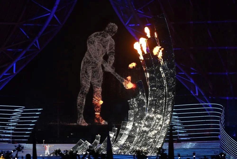 △“數(shù)字火炬手”點燃象征亞洲大團結(jié)的亞運之火。