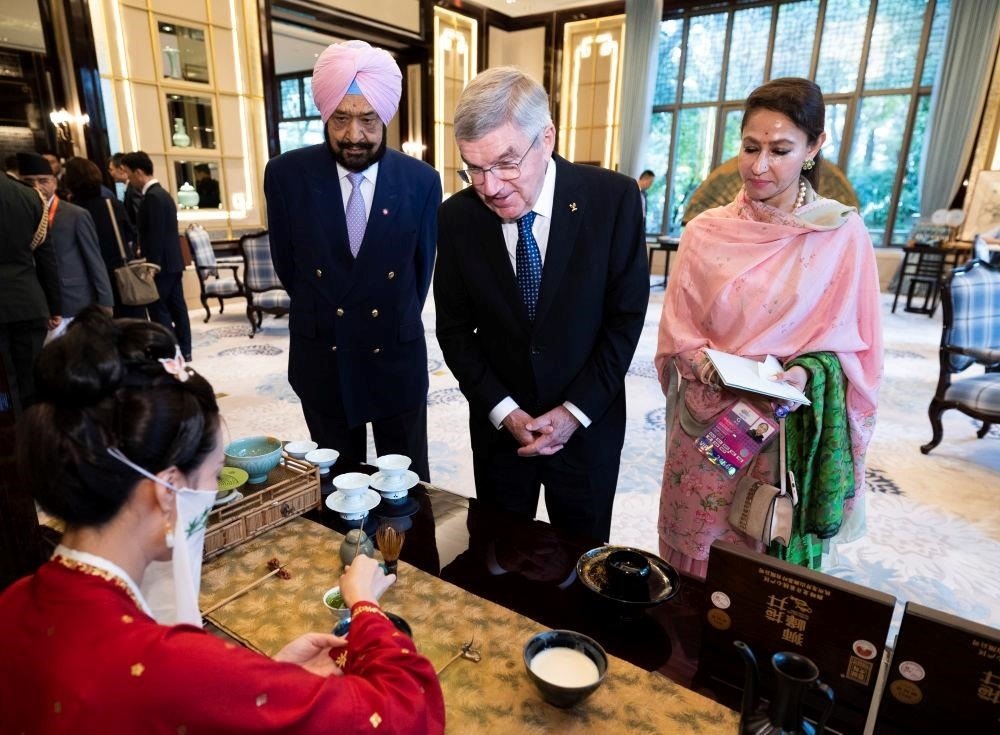 △歡迎宴會前，亞奧理事會代理主席辛格和夫人維尼塔、國際奧委會主席巴赫欣賞非遺展示。