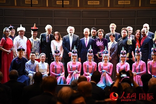 中國駐瑞典大使崔愛民夫婦與演職人員及部分來賓合影留念。人民網(wǎng)記者 殷淼攝