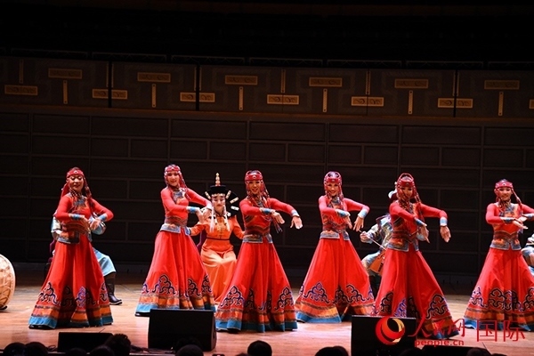 內(nèi)蒙古藝術(shù)劇院表演的《草原頌》劇照。人民網(wǎng)記者 殷淼攝