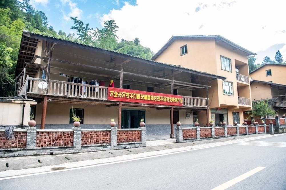 這是8月28日拍攝的危房改造后的村民張劍峰家。新華社記者 唐奕 攝