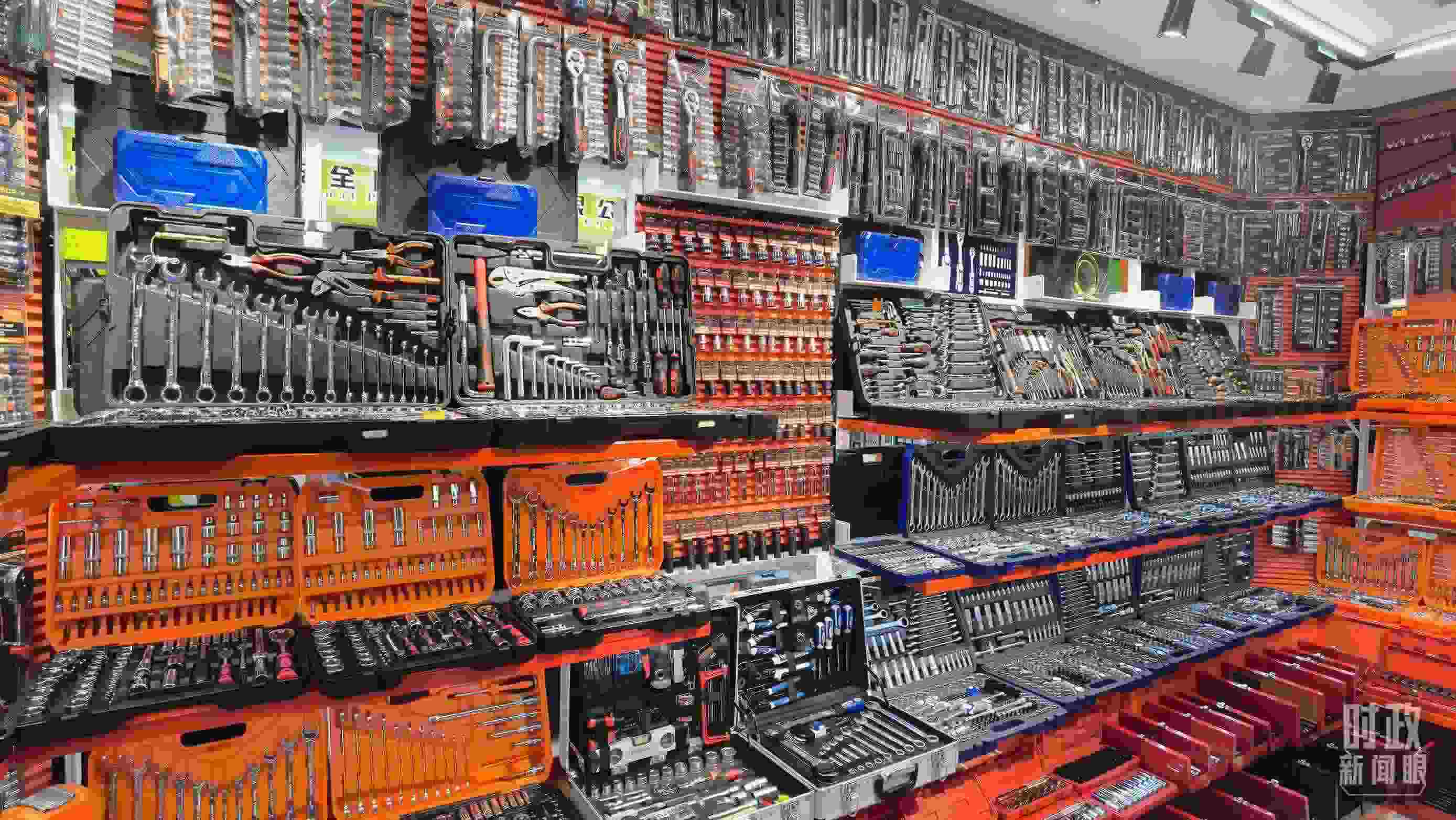 △義烏國際商貿(mào)城內(nèi)的一家五金店，貨品豐富。（總臺央視記者石丞拍攝）
