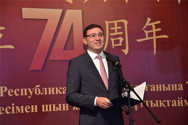 圖為哈外交部駐阿市代表布列格諾夫致辭。駐阿拉木圖總領(lǐng)館供圖