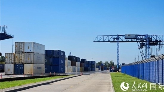  布列斯特北站，堆滿了來自中國的貨物。人民網(wǎng)記者 王震攝