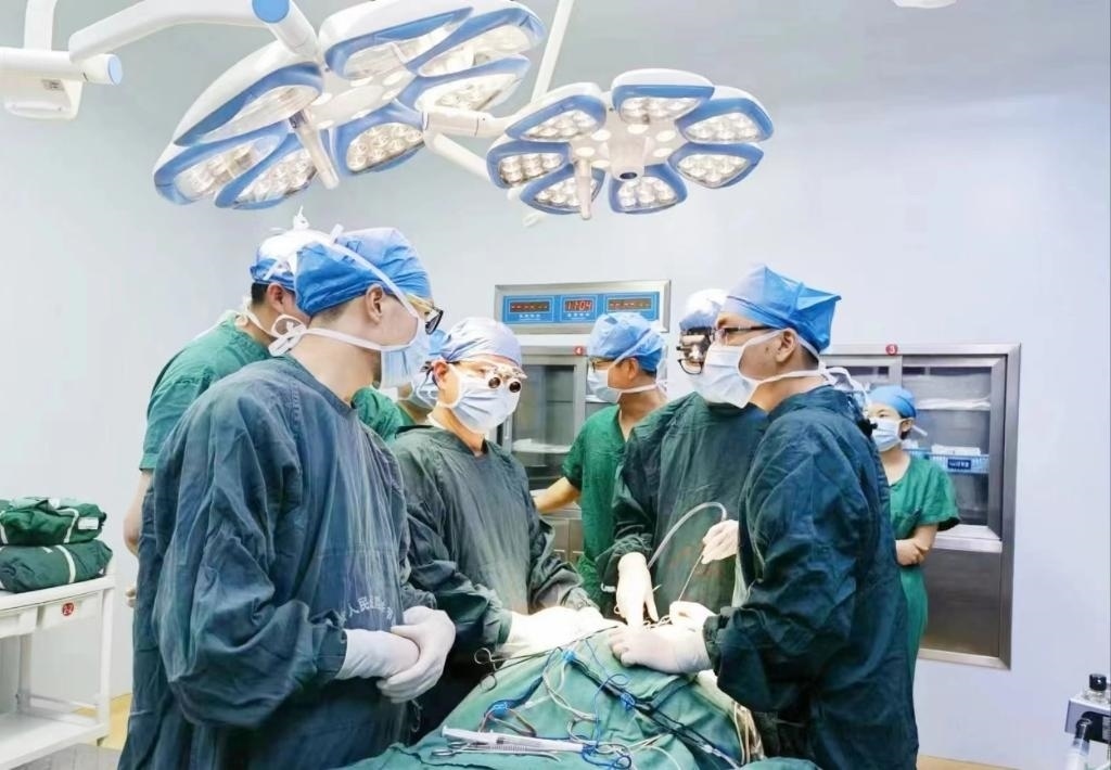 浙江省人民醫(yī)院畢節(jié)醫(yī)院的醫(yī)師團(tuán)隊(duì)正在為患者李老伯進(jìn)行手術(shù)。（王磊波 攝 新華社發(fā)）
