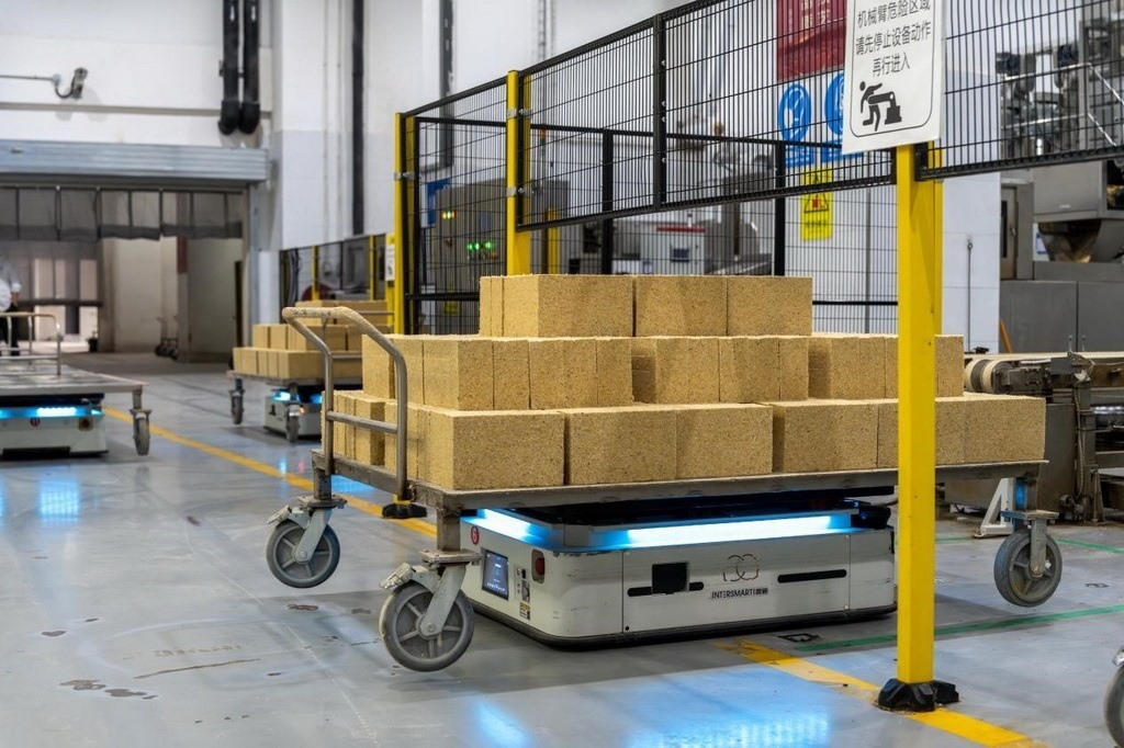 在701制曲車間，運輸機器人等智能化設備已實現(xiàn)規(guī)模化應用。王哲攝