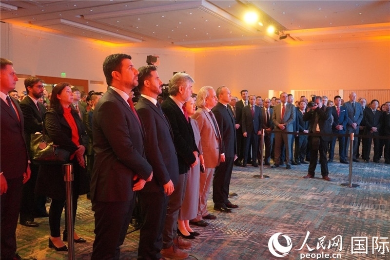 圖為招待會現(xiàn)場演奏兩國國歌。人民網(wǎng)記者 許放攝