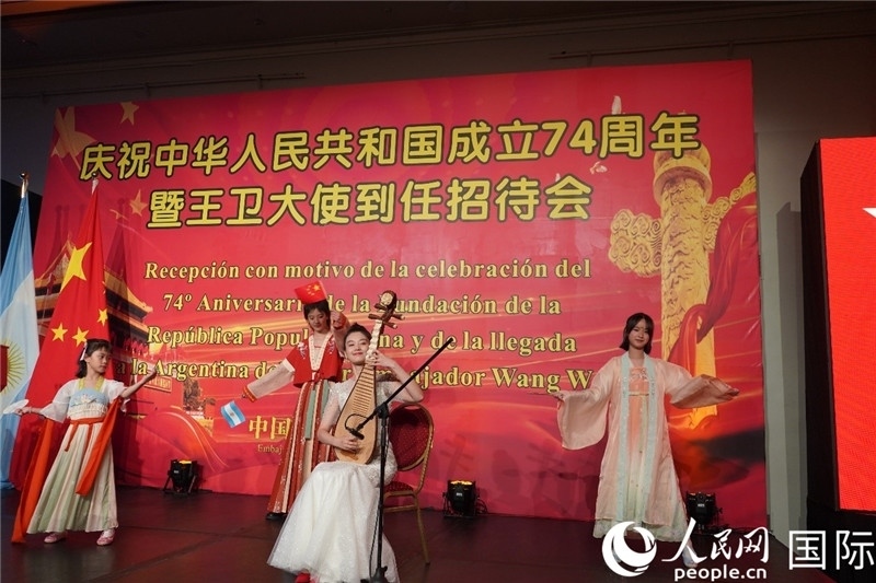 圖為招待會現(xiàn)場中國傳統(tǒng)樂器演奏和舞蹈展示。人民網(wǎng)記者 許放攝