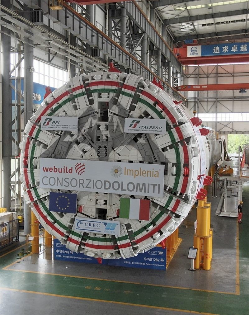 圖為中鐵裝備集團(tuán)盾構(gòu)總裝車間。人民網(wǎng)記者 唐宋攝