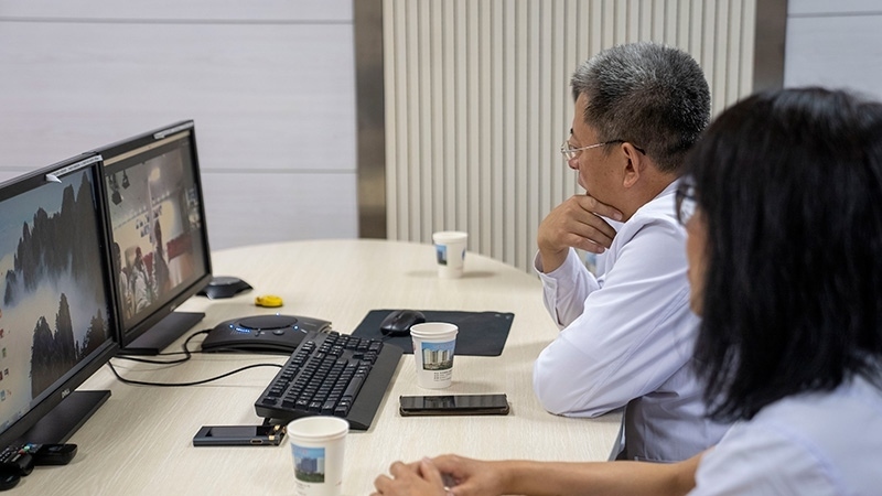 新疆醫(yī)科大學(xué)第一附屬醫(yī)院專家團(tuán)隊(duì)與哈薩克斯坦國(guó)立科學(xué)研究中心的專家對(duì)患者進(jìn)行跨國(guó)遠(yuǎn)程會(huì)診。人民網(wǎng)記者 許崢攝