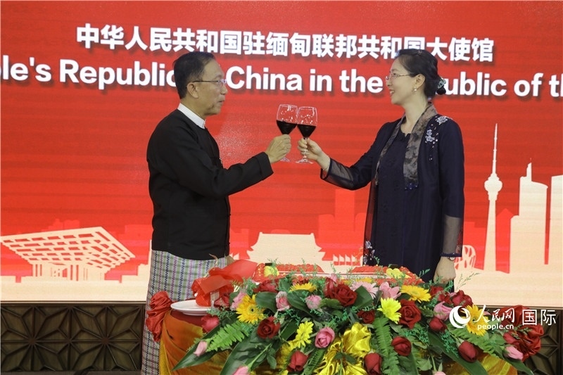 圖為曹靜臨時(shí)代辦與溫欣副總理祝酒。人民網(wǎng)記者 謝佳君攝