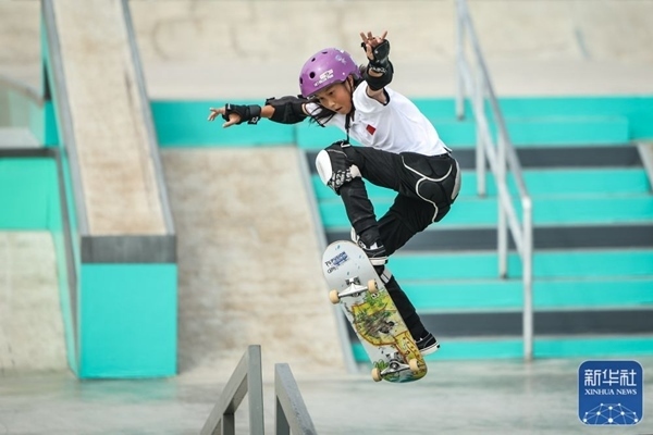 9月27日，中國選手崔宸曦在比賽中。當日，在錢塘輪滑中心舉行的杭州亞運會女子街式?jīng)Q賽中，中國選手崔宸曦以242.62分的成績奪得冠軍，曾文蕙獲得亞軍，日本選手伊藤美優(yōu)獲得季軍。新華社記者 潘昱龍攝