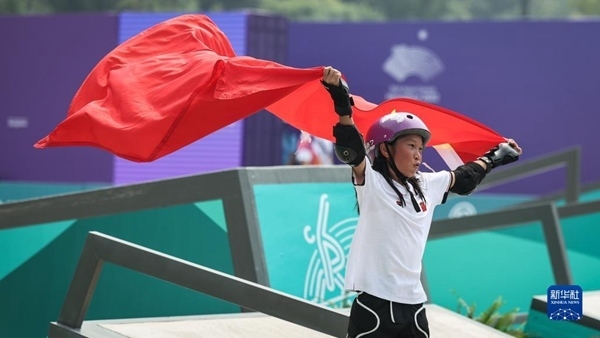 9月27日，崔宸曦在賽后慶祝奪冠。當日，在錢塘輪滑中心舉行的杭州亞運會女子街式?jīng)Q賽中，中國選手崔宸曦以242.62分的成績奪得冠軍，曾文蕙獲得亞軍，日本選手伊藤美優(yōu)獲得季軍。新華社記者 潘昱龍攝