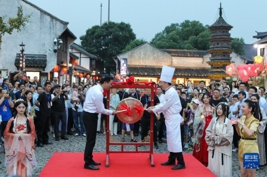 9月27日拍攝的2023年南翔國潮大會暨第十七屆上海南翔小籠文化展開幕儀式現(xiàn)場。