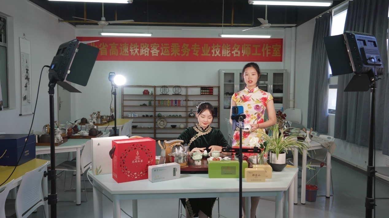 學(xué)生們正在直播。受訪單位供圖