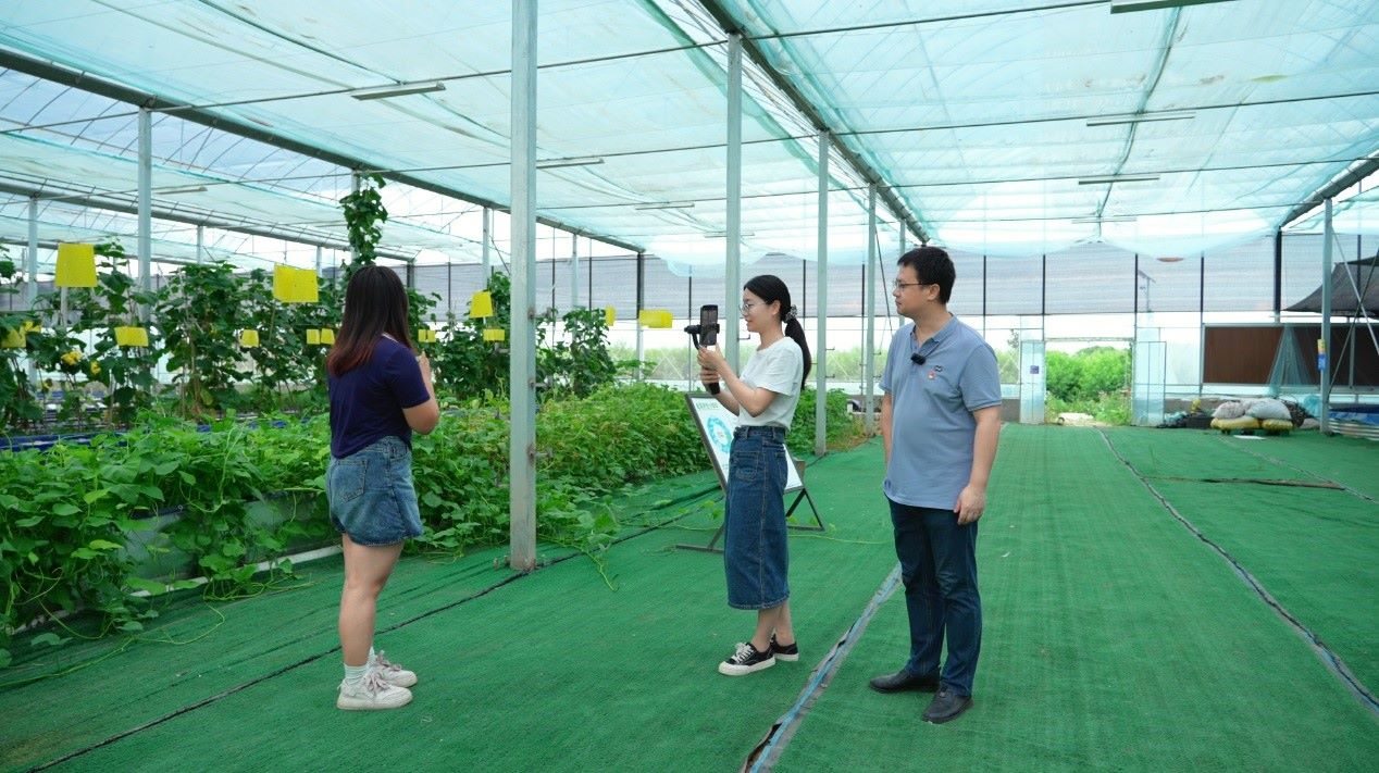 學(xué)生們正在現(xiàn)場直播。受訪單位供圖