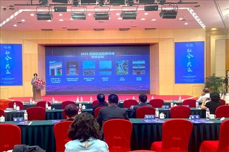 現(xiàn)場(chǎng)發(fā)布《2023旅游景區(qū)品牌傳播優(yōu)秀案例》。人民網(wǎng)記者 劉微攝