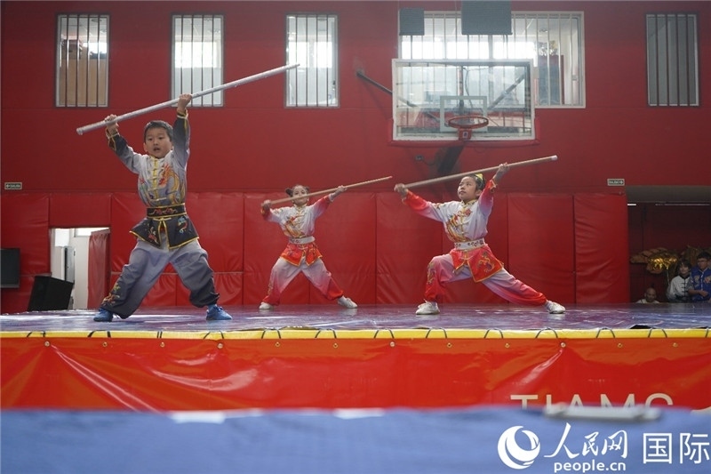 圖為開幕式現(xiàn)場兒童武術(shù)表演。人民網(wǎng)記者 許放攝