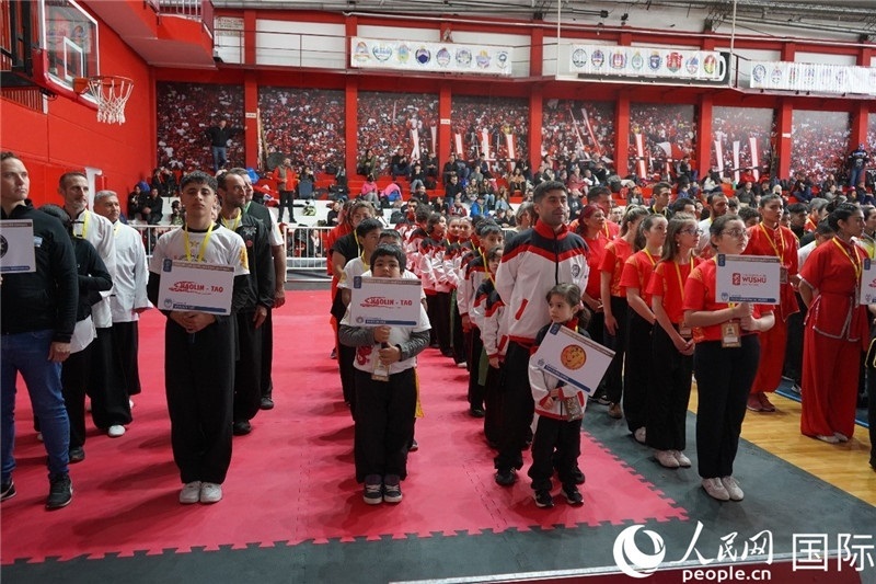 圖為開幕式現(xiàn)場運動員入場儀式。人民網(wǎng)記者 許放攝