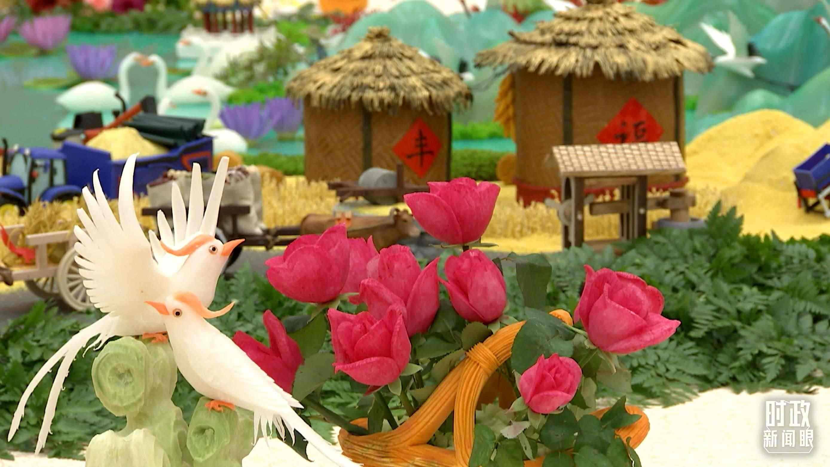 △宴會廳內(nèi)，節(jié)日氛圍濃郁。