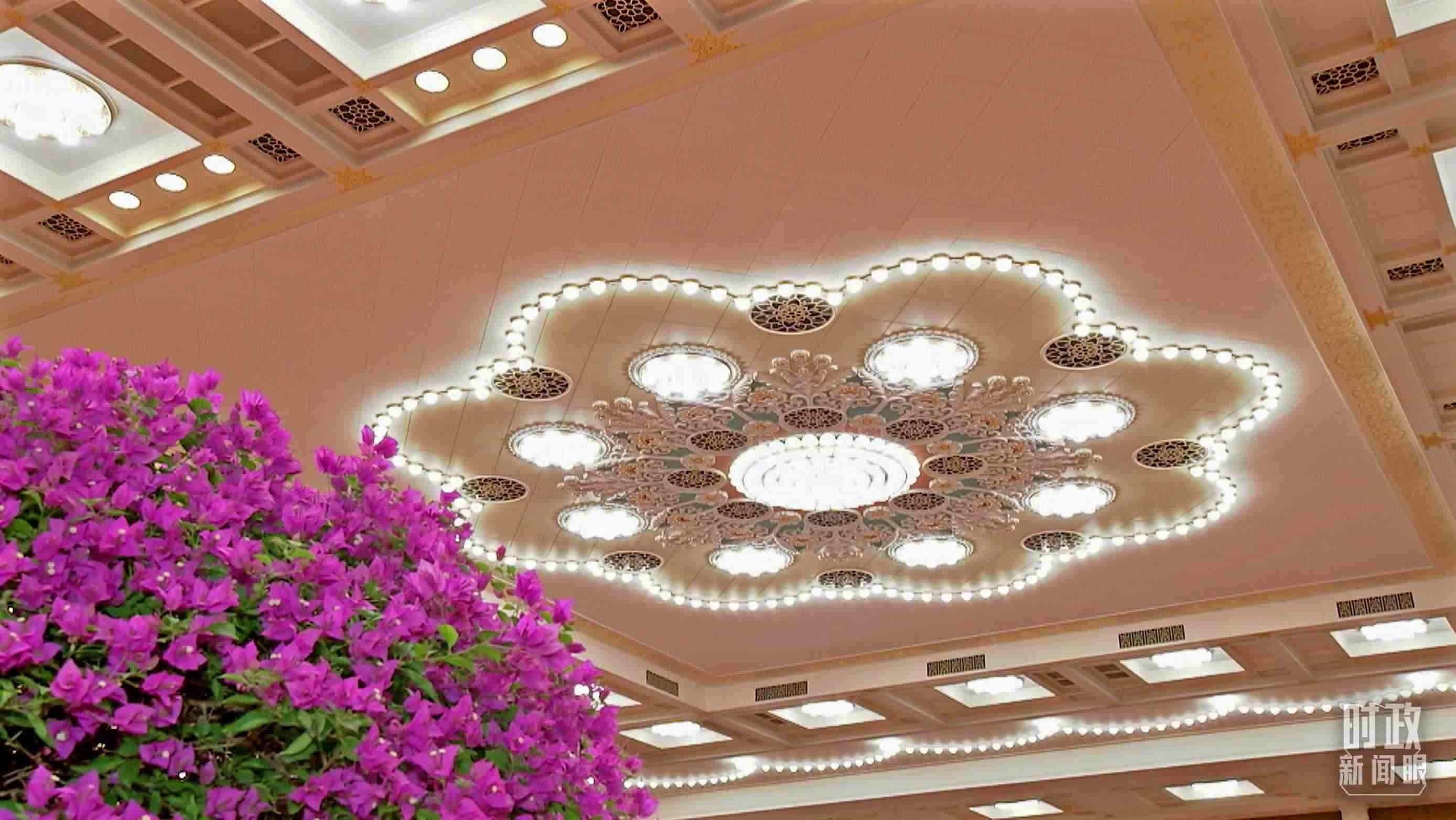 △人民大會堂宴會廳，華燈璀璨、鮮花綻放。