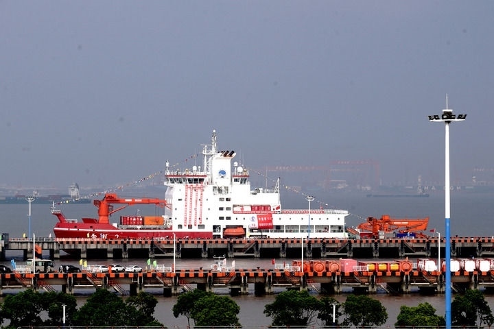 9月27日，“雪龍2”號極地科考破冰船停泊在中國極地考察國內(nèi)基地碼頭。當日，由自然資源部組織的中國第13次北冰洋科學考察隊乘“雪龍2”號極地科考破冰船返回上海，標志著中國第13次北冰洋科學考察任務圓滿完成。新華社記者 張建松 攝