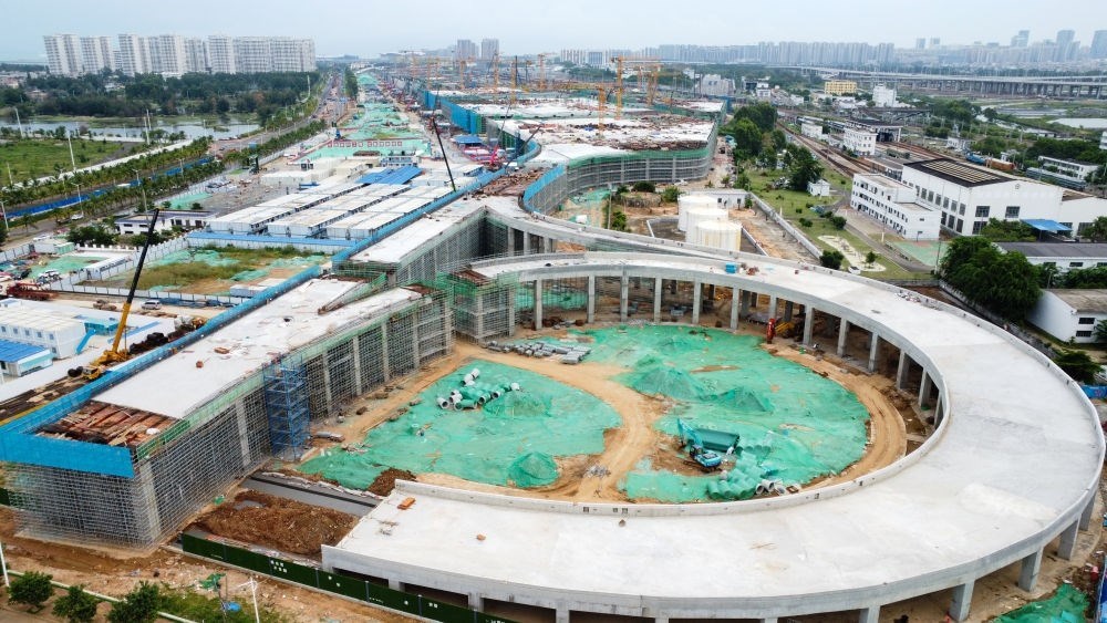 9月9日拍攝的?？谛潞８酆湍细邸岸€口岸”（貨運）集中查驗場所建設項目（無人機照片）。該項目是海南自貿(mào)港封關(guān)運作重點項目。新華社記者 楊冠宇 攝