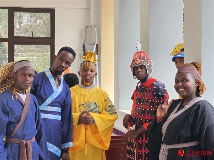 28日，肯尼亞內(nèi)羅畢大學(xué)孔子學(xué)院舉行“詩劇頌中秋，中肯共月明”中秋慶典，情景劇《嫦娥奔月》部分演員合影。人民網(wǎng)記者 黃煒鑫攝