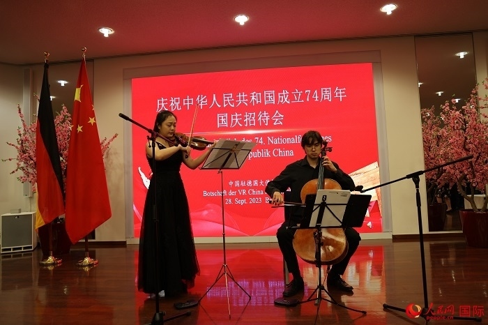 青年音樂家為來賓們現(xiàn)場演奏《我和我的祖國》。人民網(wǎng)記者 劉仲華攝