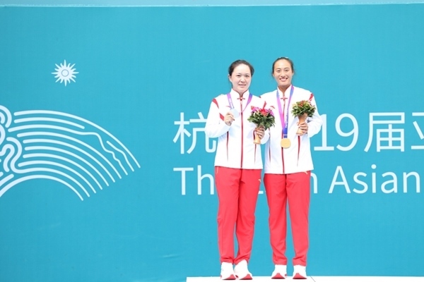 9月29日，鄭欽文(右)和朱琳在頒獎儀式上合影。當日，在杭州亞運會網球女子單打決賽中，中國代表團選手鄭欽文2:0戰(zhàn)勝隊友朱琳奪得冠軍。人民網記者 李乃妍攝