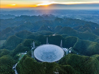 “中國天眼”全景（維護保養(yǎng)期間拍攝）。新華社記者 歐東衢 攝