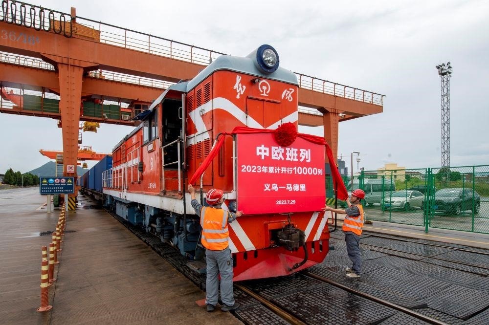 △2023年7月29日，滿載110個標(biāo)箱出口貨物的X8020次中歐班列從浙江義烏西站準(zhǔn)備啟程。