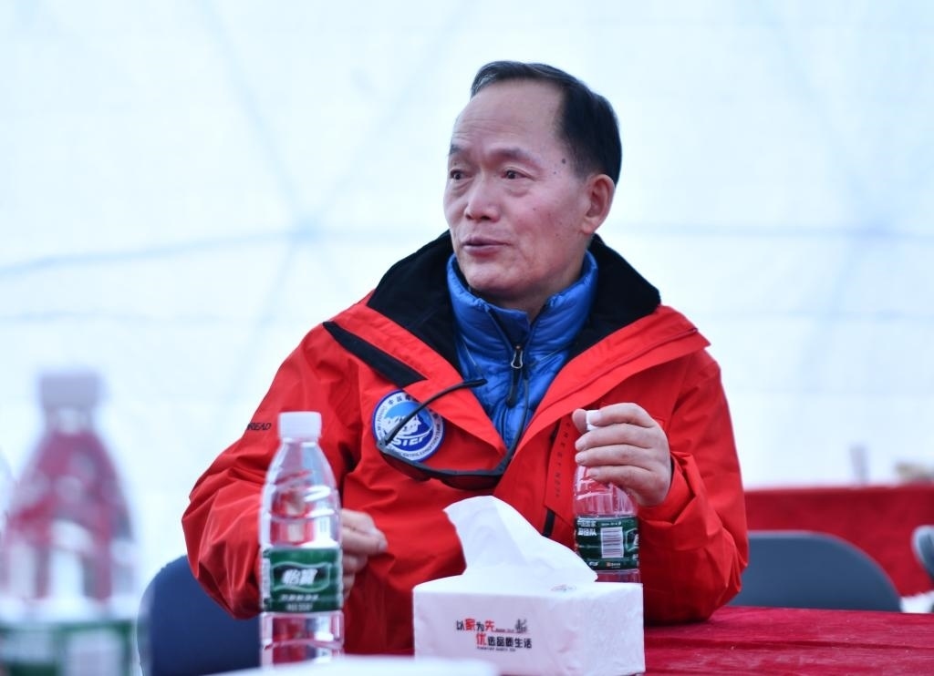 中國科學(xué)院院士、第二次青藏科考隊(duì)隊(duì)長姚檀棟在卓奧友峰登山大本營（9月29日攝）。新華社記者晉美多吉 攝