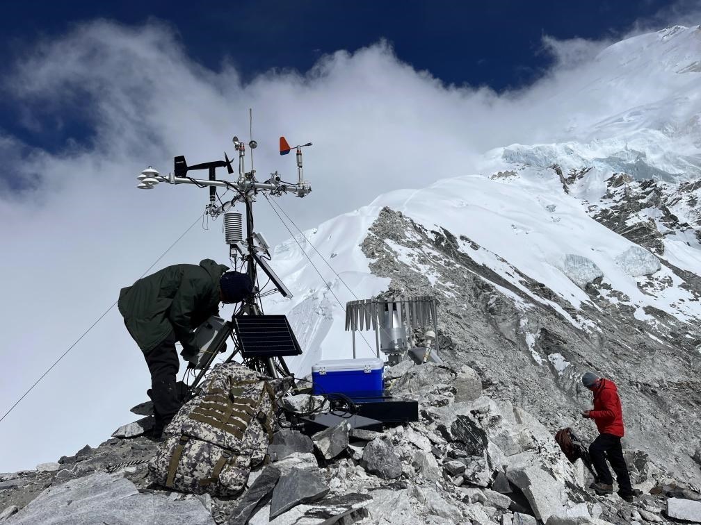 科考隊(duì)員在海拔6450米架設(shè)自動(dòng)氣象站（9月25日攝）。（圖片由第二次青藏科考隊(duì)科考隊(duì)員提供）