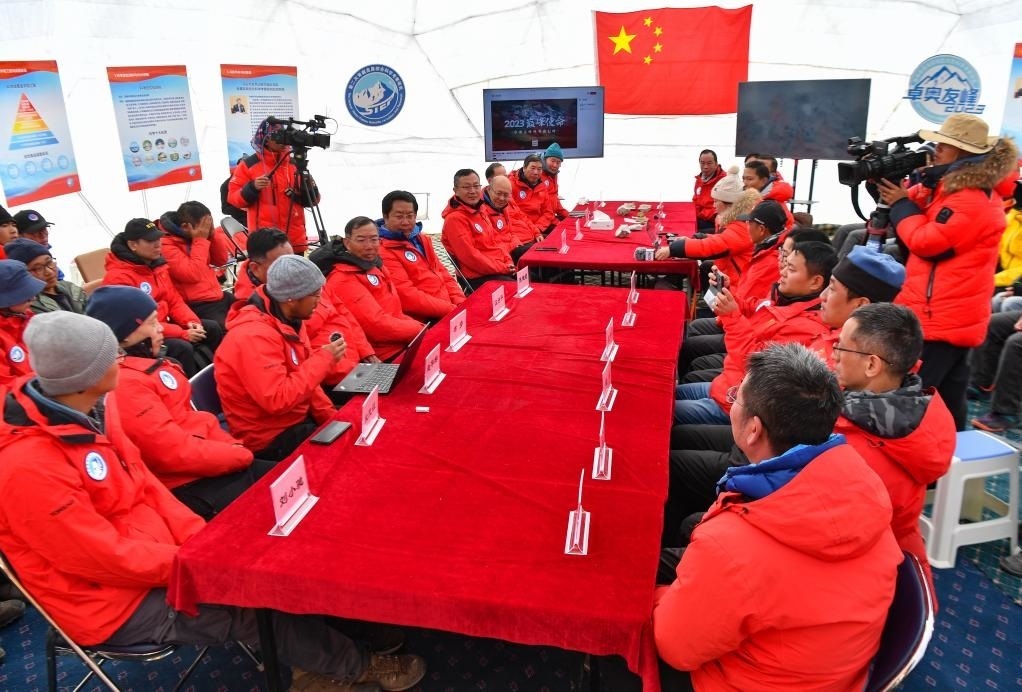 海拔4950米的卓奧友峰科考大本營，科考隊(duì)員趙華標(biāo)（手拿麥克風(fēng)看電腦者）在宣讀剛剛接收到的頂峰氣象觀測數(shù)據(jù)，這標(biāo)志著峰頂自動(dòng)氣象站架設(shè)成功，成功傳回觀測數(shù)據(jù)（10月1日攝）。新華社記者晉美多吉 攝