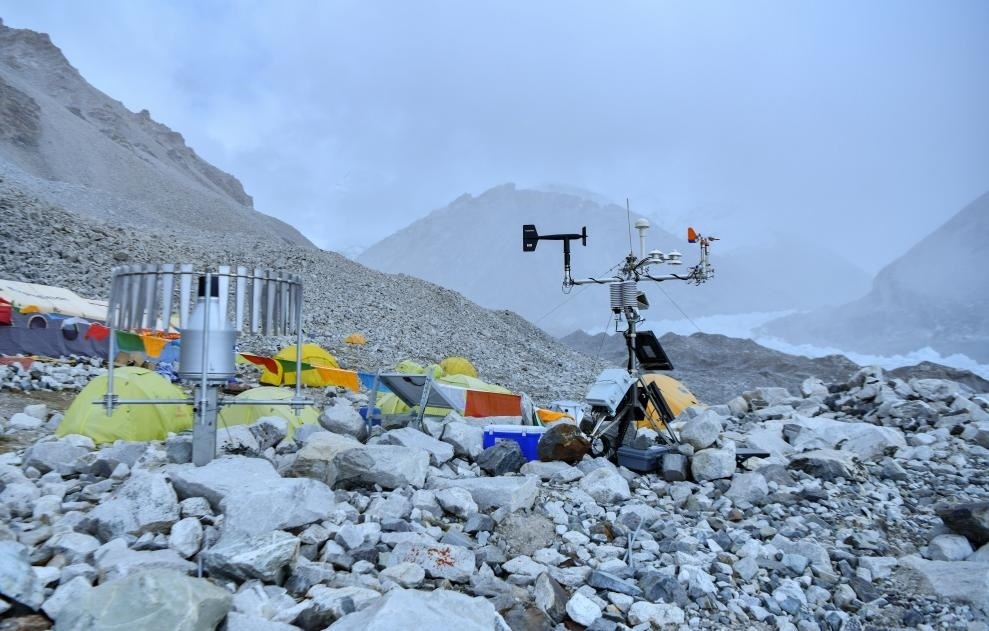 位于海拔5700米卓奧友峰前進(jìn)營地的自動(dòng)氣象站（9月29日攝）。新華社記者晉美多吉 攝