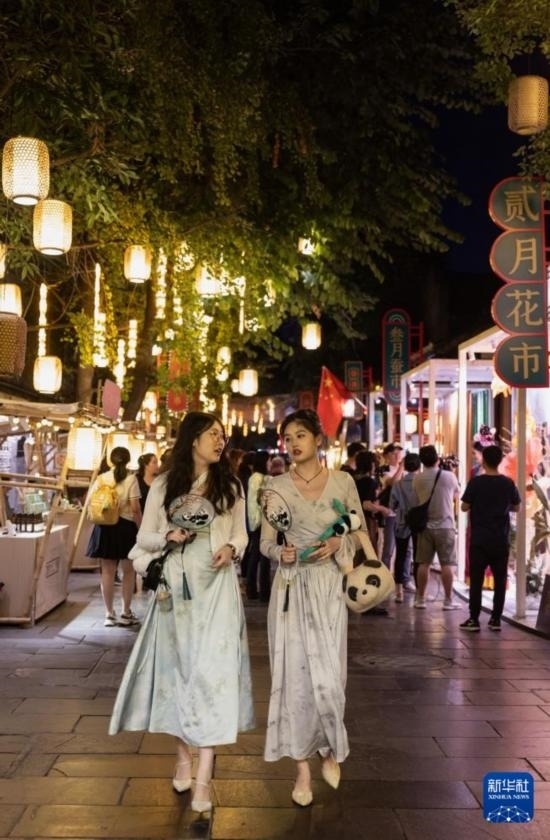 在成都寬窄巷子，兩位來自安徽的游客在新“十二月市”街區(qū)游覽（9月29日攝）。