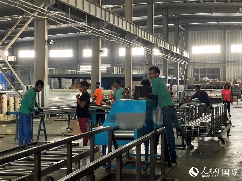 東方工業(yè)園華嘉鋁業(yè)生產(chǎn)車間。人民網(wǎng)記者 趙艷紅攝