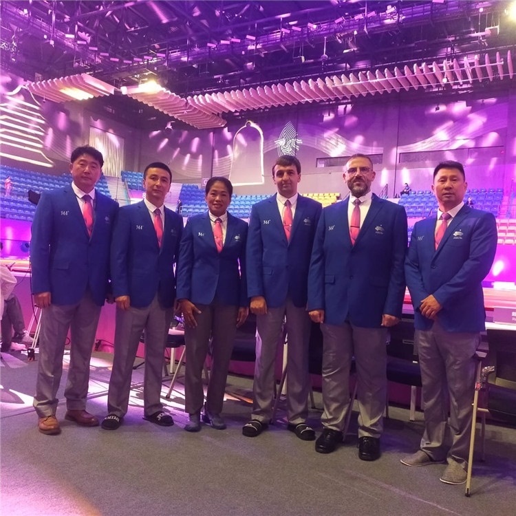 詹多斯·基亞諾夫與各國裁判員合影（左二）。 受訪者供圖