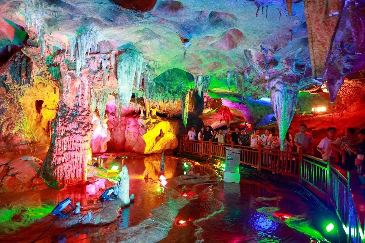 國慶假期期間，江西萬年神農(nóng)宮景區(qū)游人如織。受訪者供圖