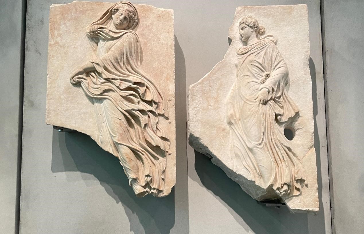 出自酒神劇場的浮雕，刻畫了舞者的形象。人民網(wǎng)記者 郭冠華攝