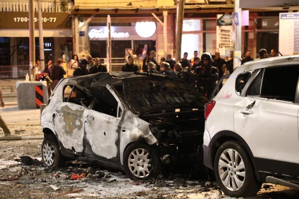 這是10月7日在以色列特拉維夫拍攝的遭火箭彈破壞的車輛。新華社發(fā)