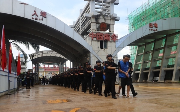 移交現(xiàn)場。公安部供圖